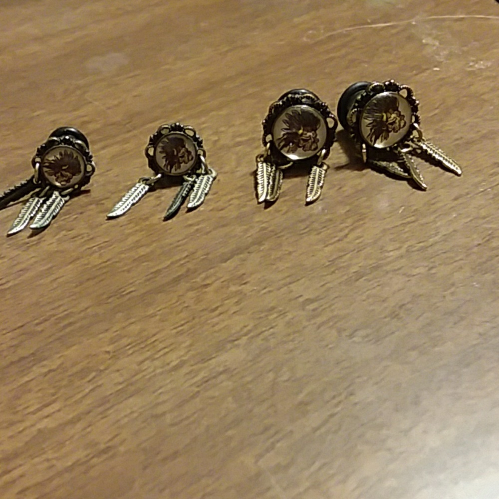 Skulls with feathers gauges